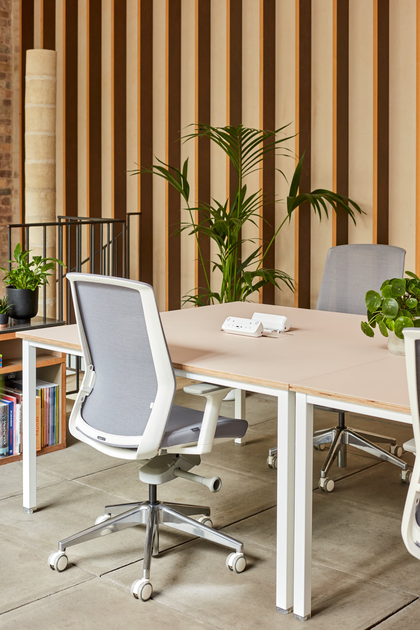 Co.Stories Meeting Table